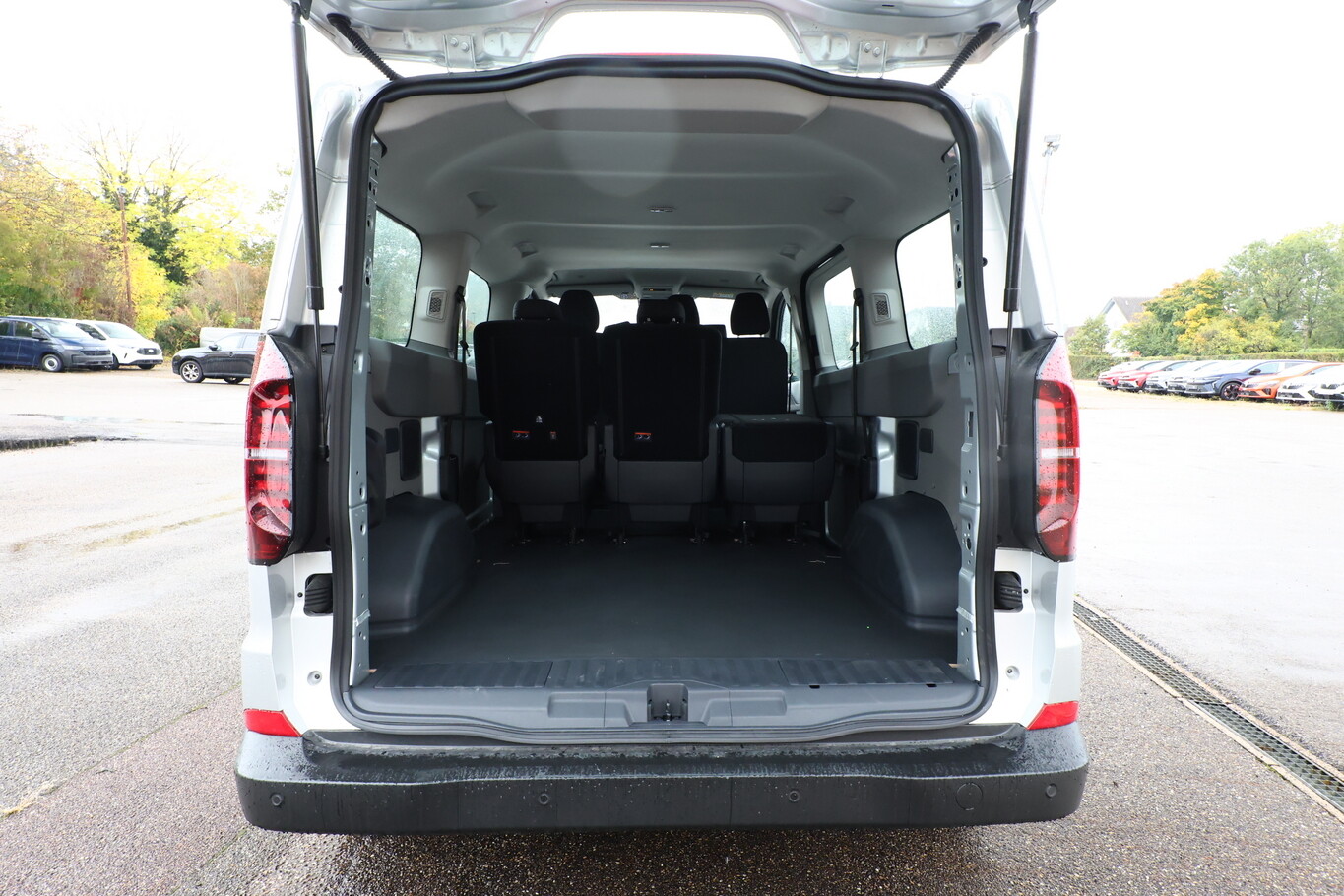 Volkswagen T7 Kombi TDI 150 LED DigC Keyl PDC AppC TEMP 6-S 153713171 10