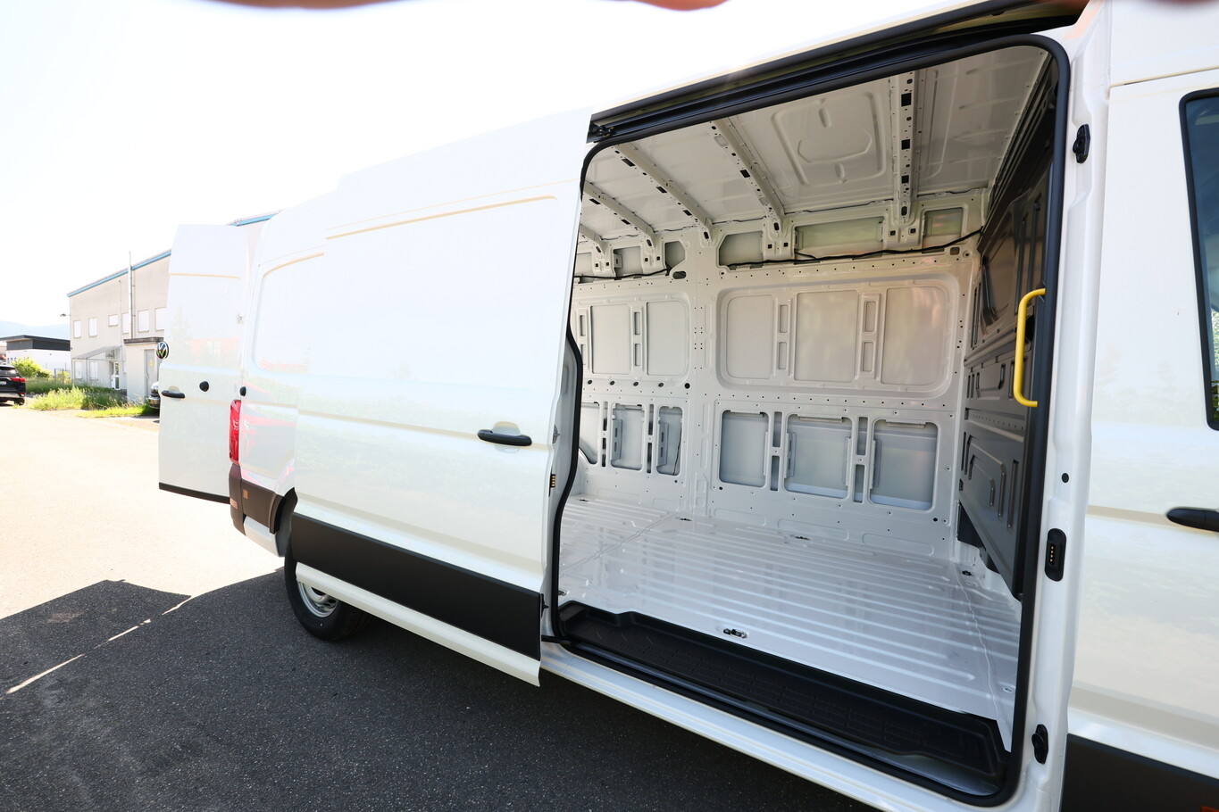 Volkswagen Crafter 35 L4H3 AT8 3S AHK Temp AppCo 2xPDC  155190958 9