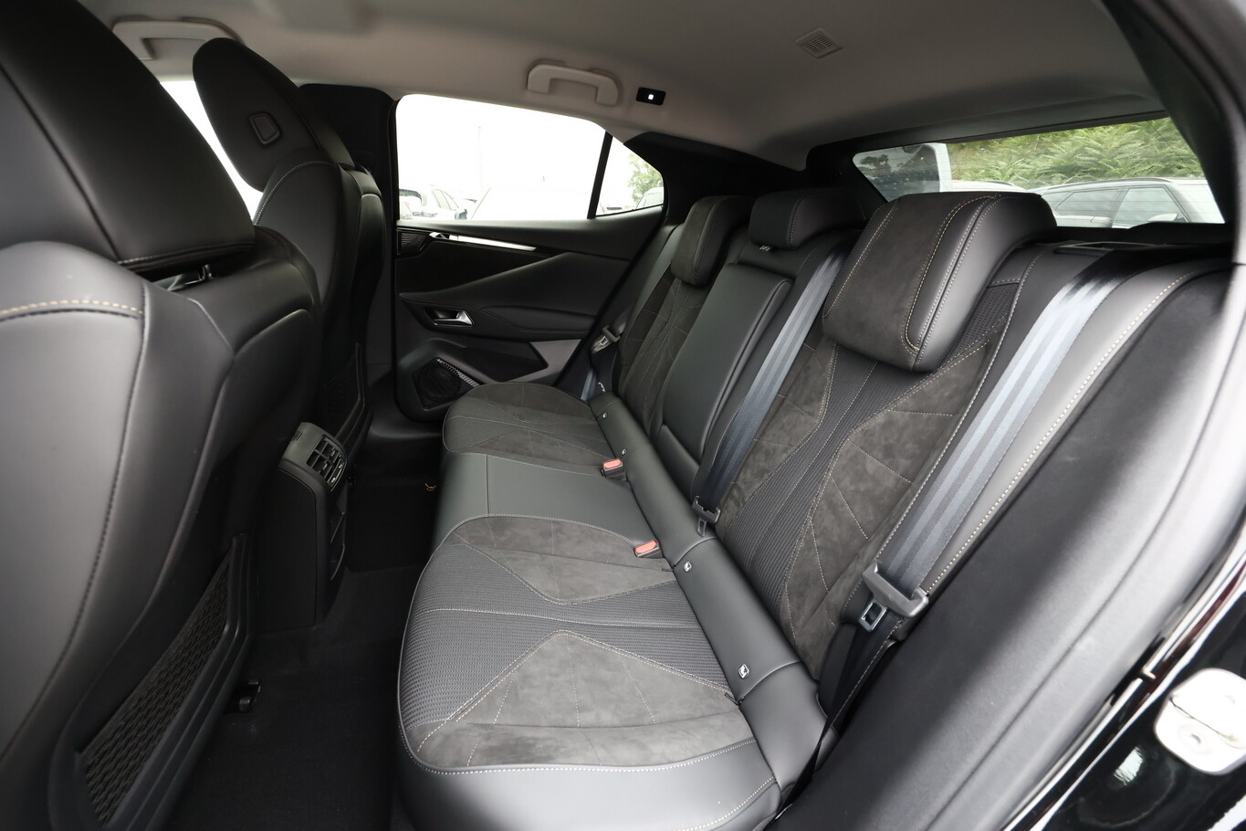 DS N&deg;4 Hybrid Performance Line Massage eHK ACC Nav 174917864 9