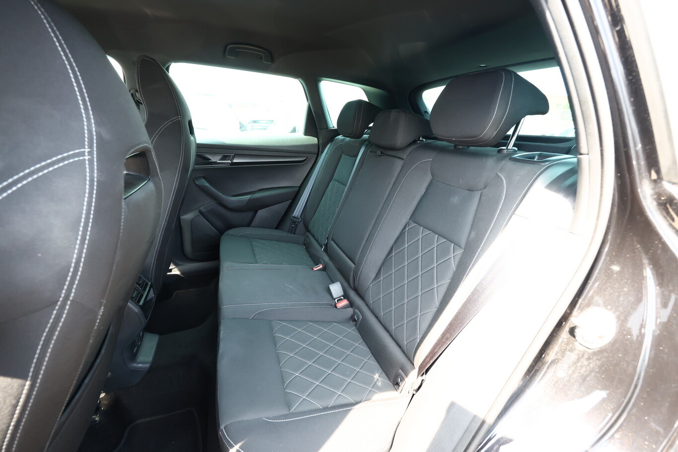 Skoda Karoq 2.0 TDI 150 Sportline LED Nav VirtC SideA 177070674 9