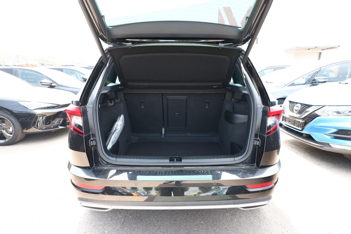 Skoda Karoq 2.0 TDI 150 Sportline LED Nav VirtC SideA 177070674 10
