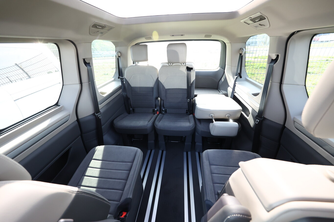 Volkswagen Multivan DSG Life 7S Pano 17