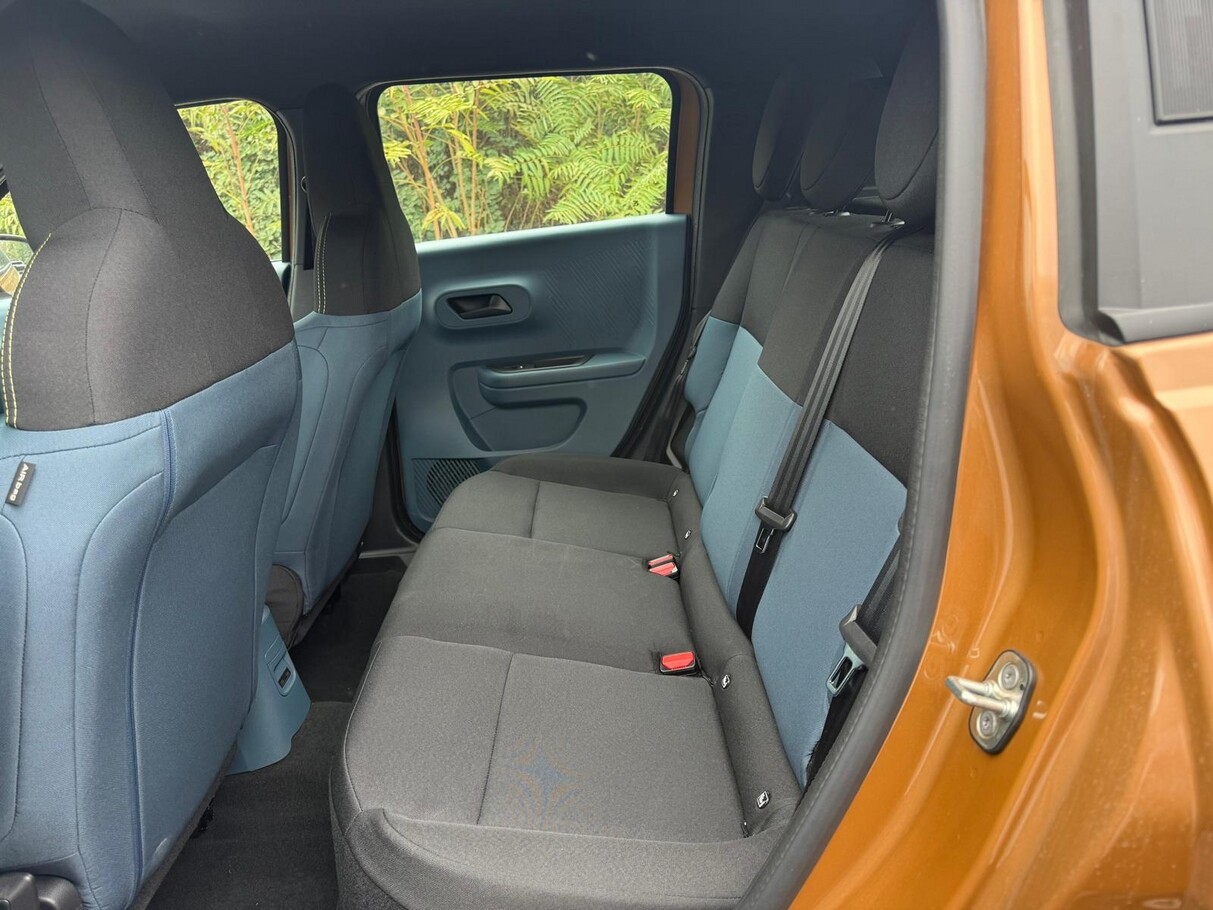 Fiat Grande Panda Hybrid ICON Nav Kam PixelLED 2xPDC 189311951 10