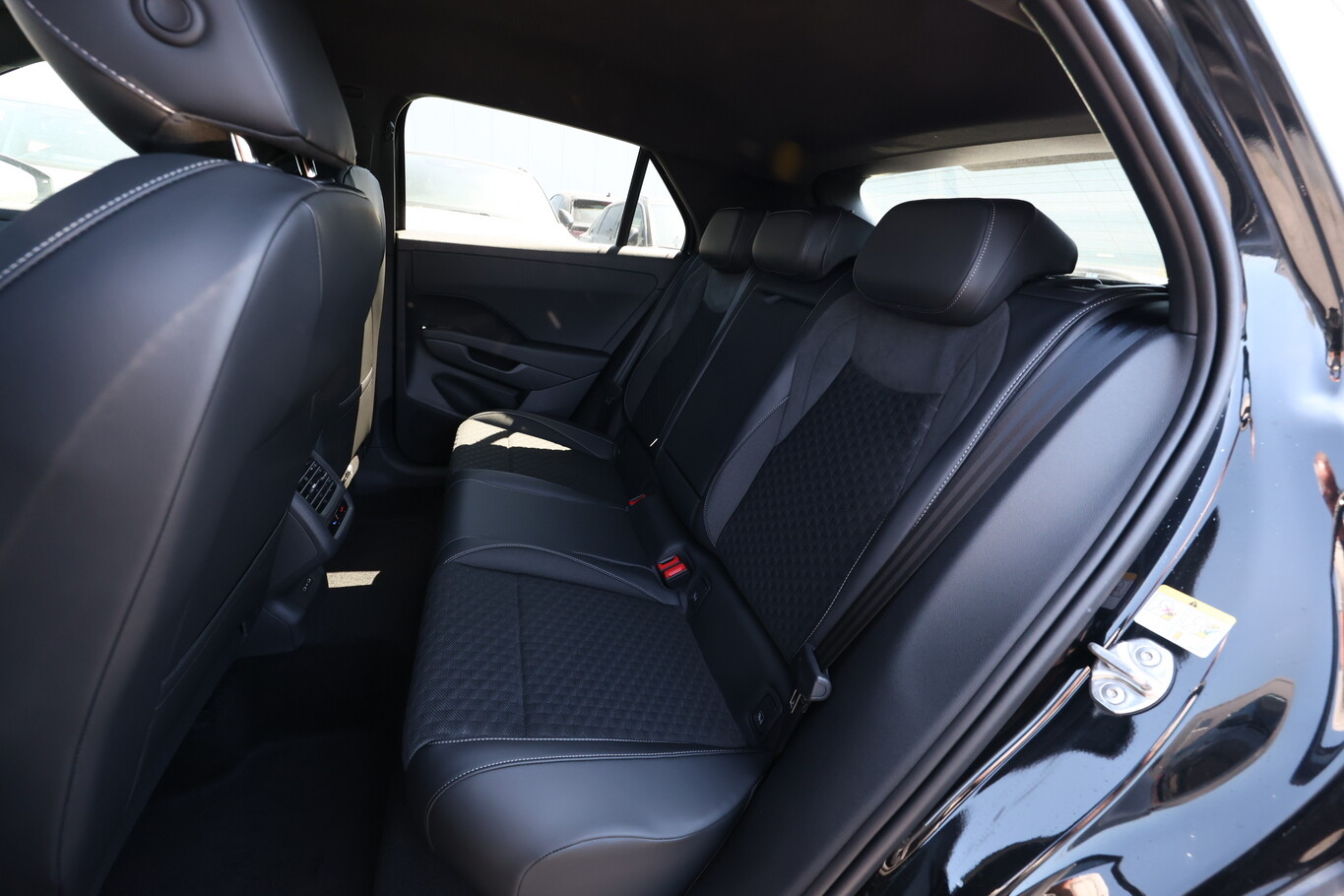 Volkswagen T-Roc R-Line EasyO 5AnsGar Si&egrave;gesCh  165643202 9