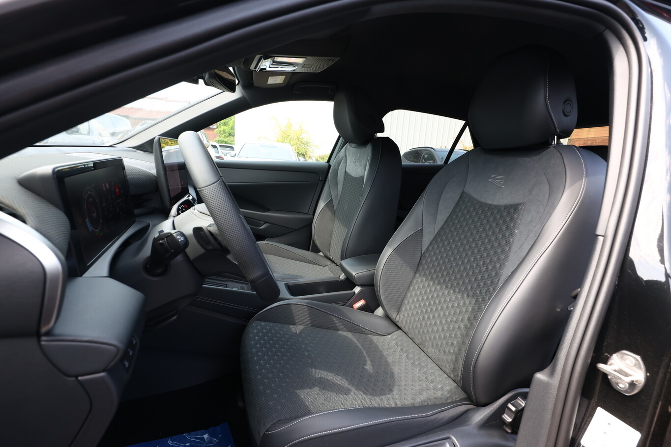 Volkswagen T-Roc R-Line EasyO GPS 5AnsGar ParkA 165881059 5