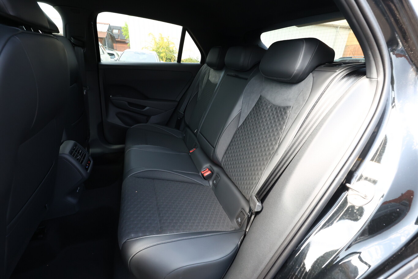 Volkswagen T-Roc R-Line EasyO GPS 5AnsGar ParkA 165881059 9
